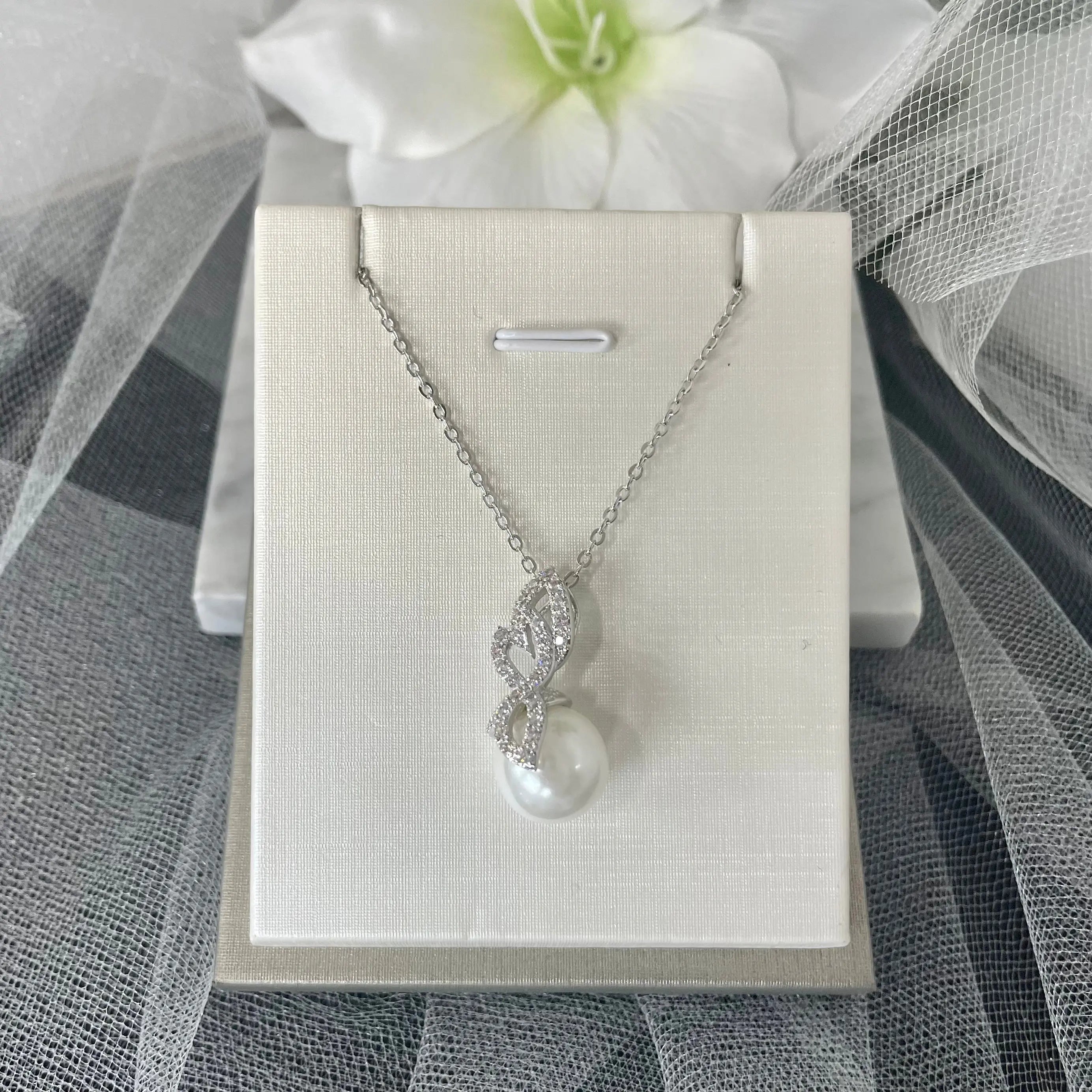 Alicia Bridal Necklace from Divine Bridal featuring a dazzling 2.6 cm pearl surrounded by a delicate leaf Diamanté design with a 3.3 cm pendant drop and a 46 cm chain, perfect for weddings and special occasions.