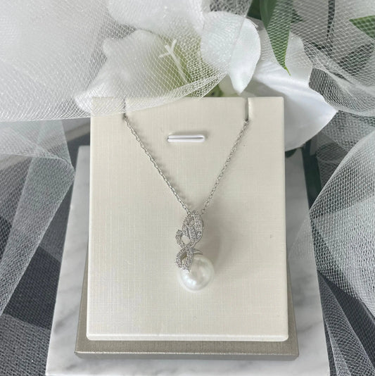 Alicia Bridal Necklace from Divine Bridal featuring a dazzling 2.6 cm pearl surrounded by a delicate leaf Diamanté design with a 3.3 cm pendant drop and a 46 cm chain, perfect for weddings and special occasions.
