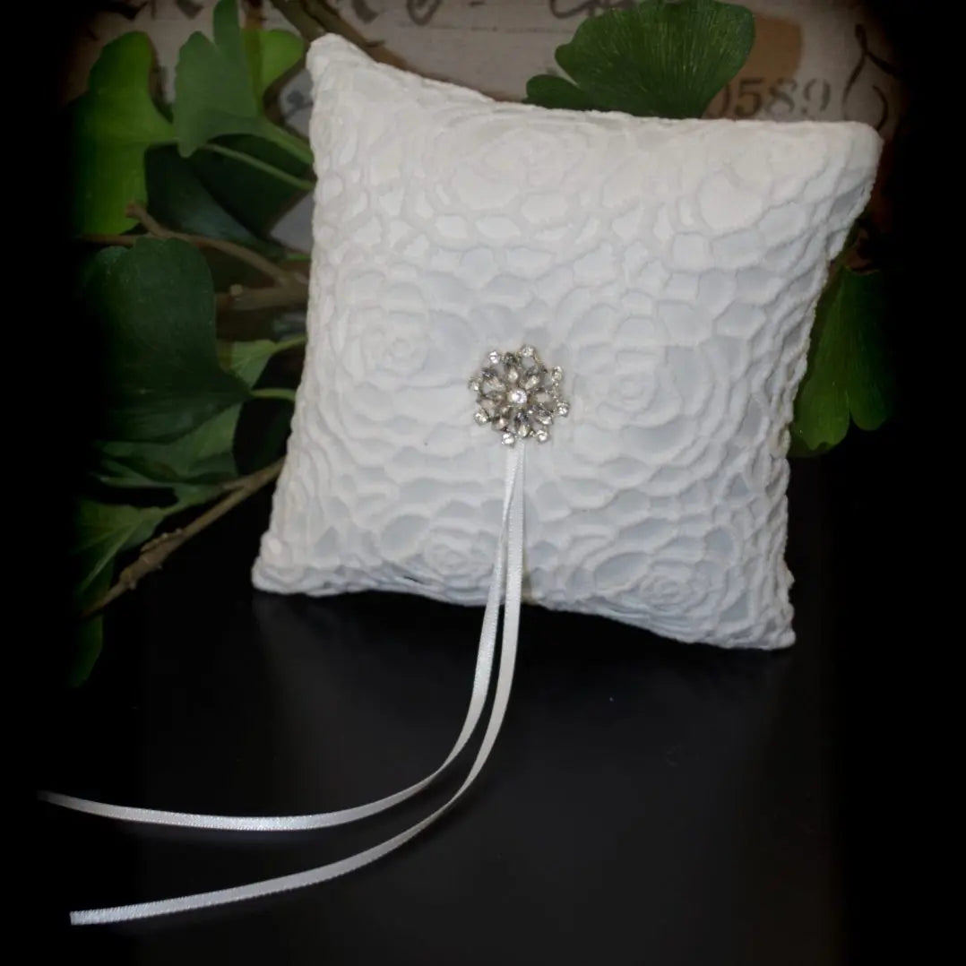 Lace ring pillow Divinebridal