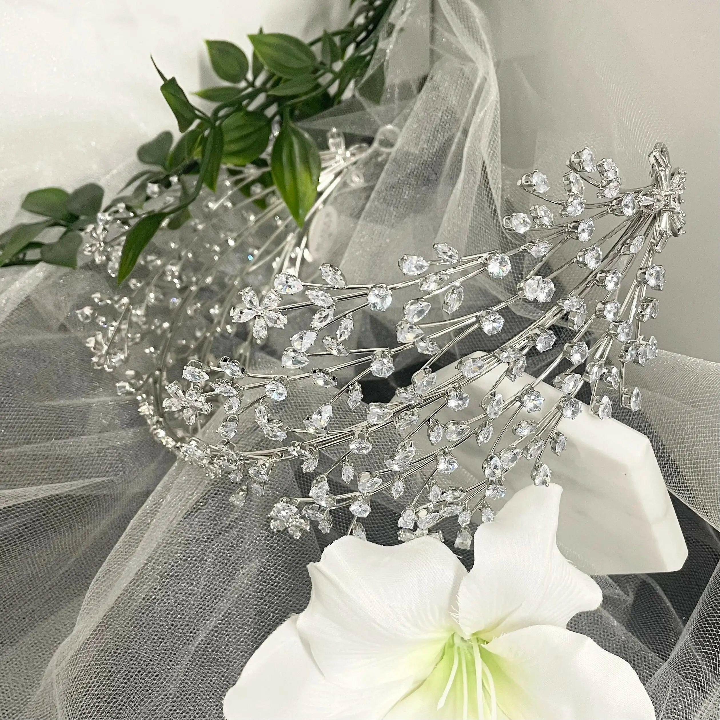 Larisa Bride Headpiece: Dazzling Crystal Elegance.