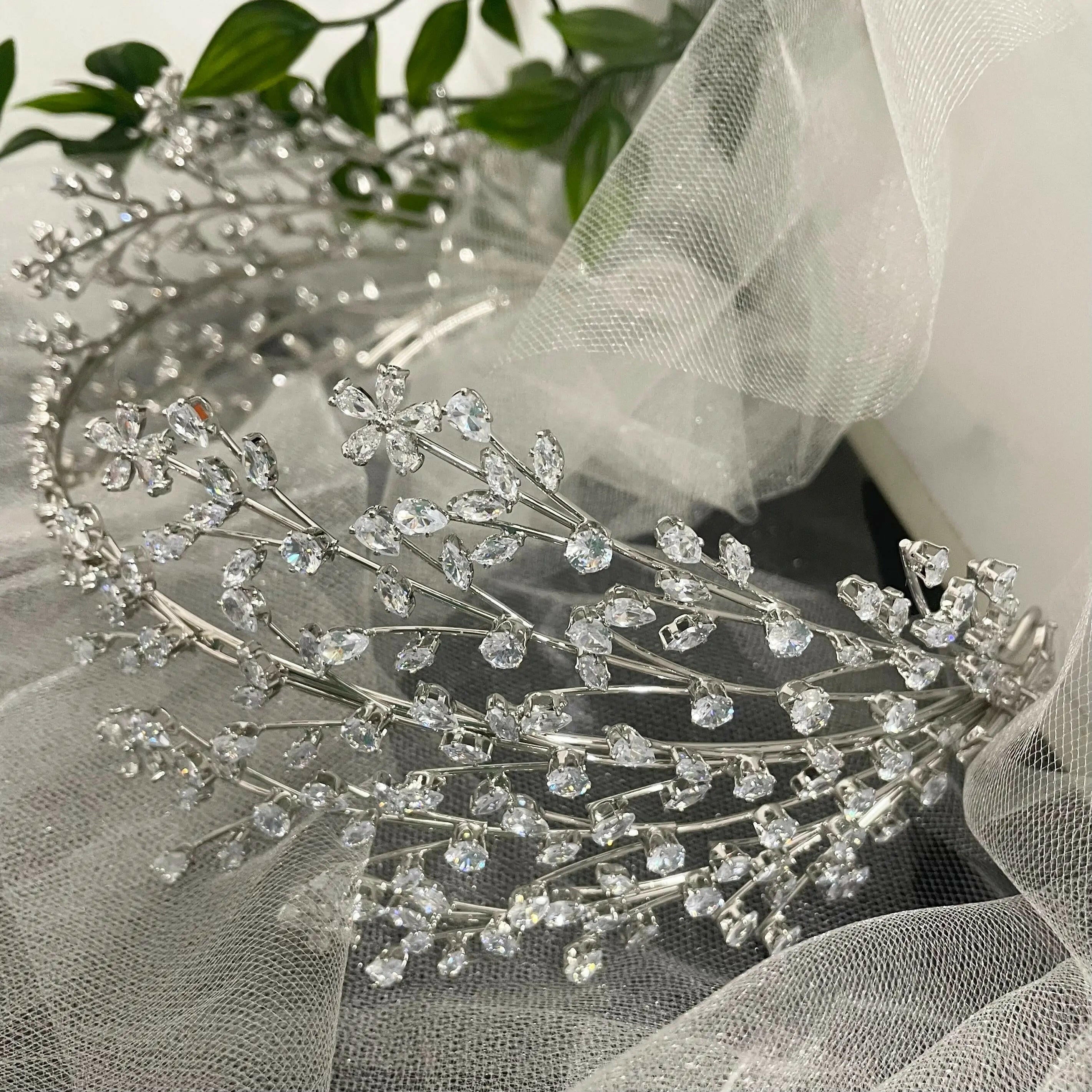 Larisa Bride Headpiece: Dazzling Crystal Elegance.