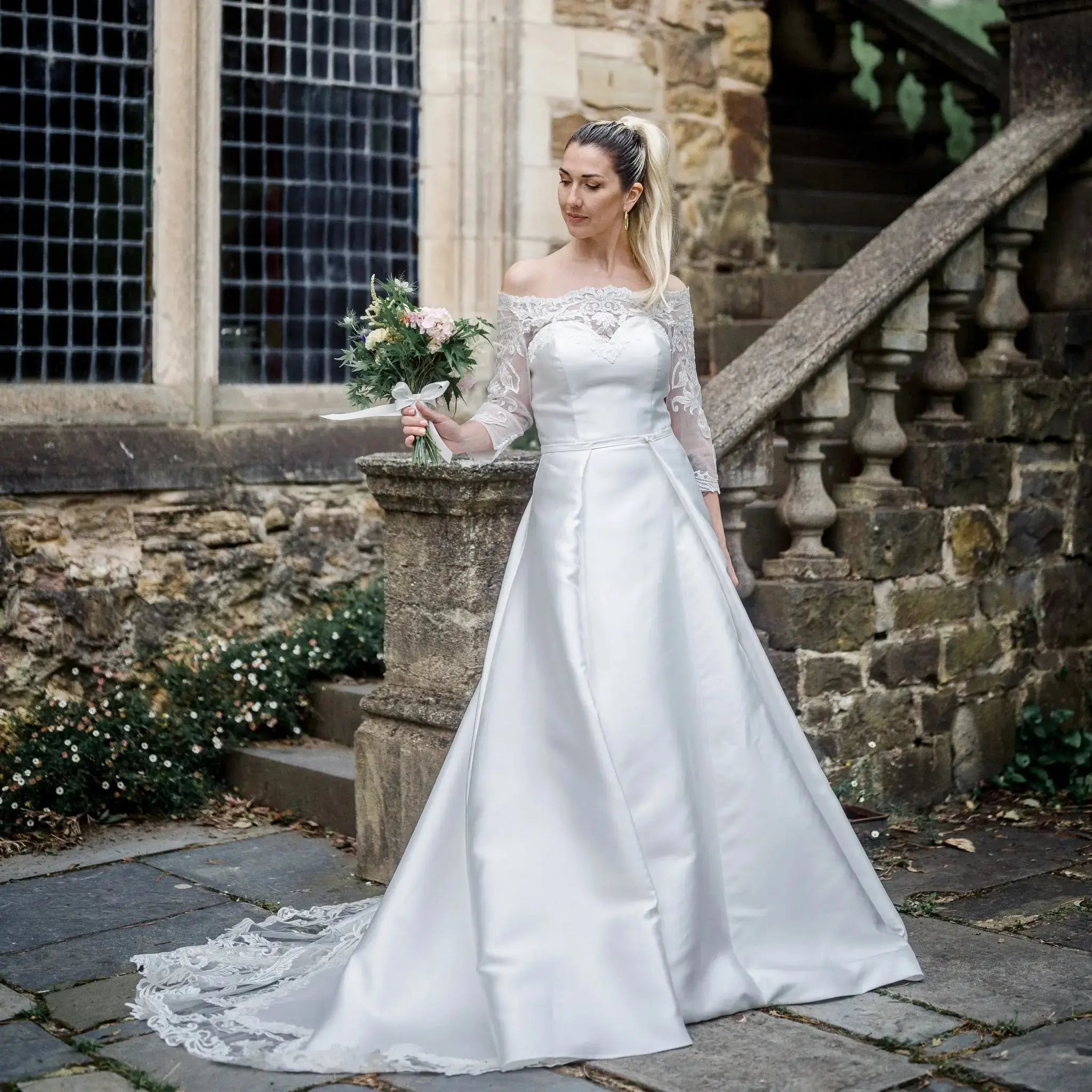 Versatile Summer Wedding Dress with Detachable Sleeves.